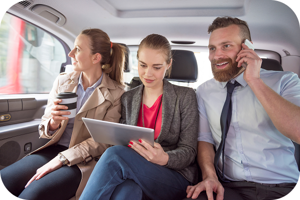 Equipo empresarial viajando con servicio de traslado corporativo de SaDa Transfers en Buenos Aires